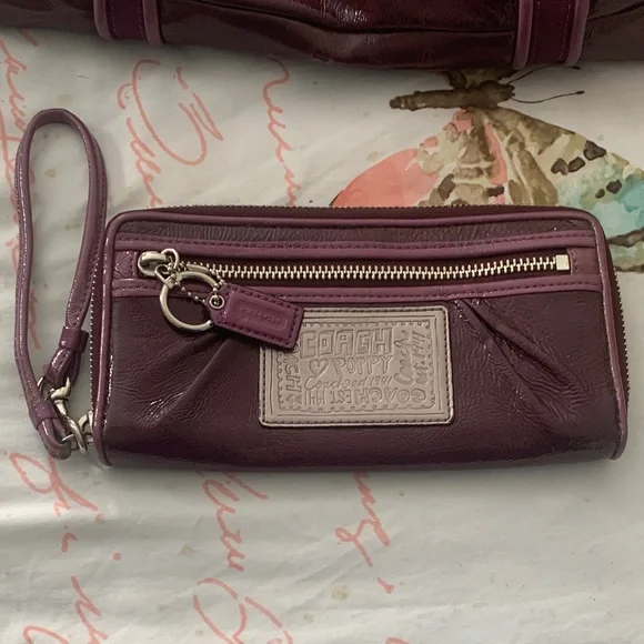 Coach Poppy Glossy Patent Tote in Plum and Berry w/matching wallet and hang tags - Picture 9 of 12